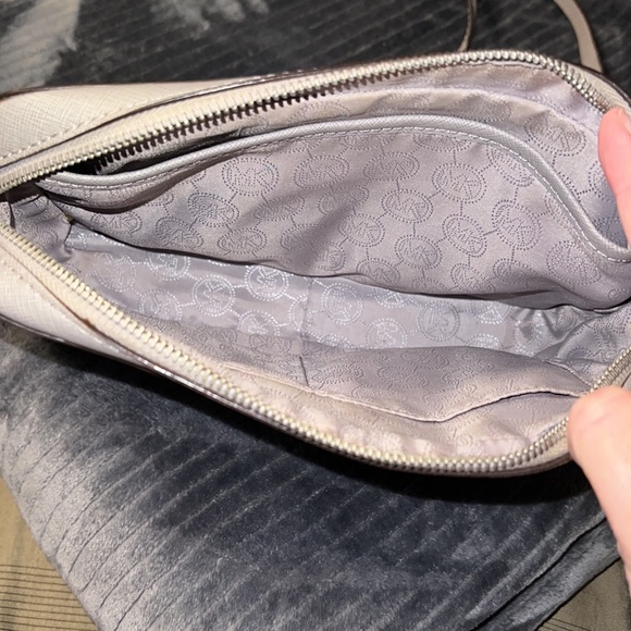 EUC MICHAEL KORS CROSSBODY BAG - Picture 2 of 6